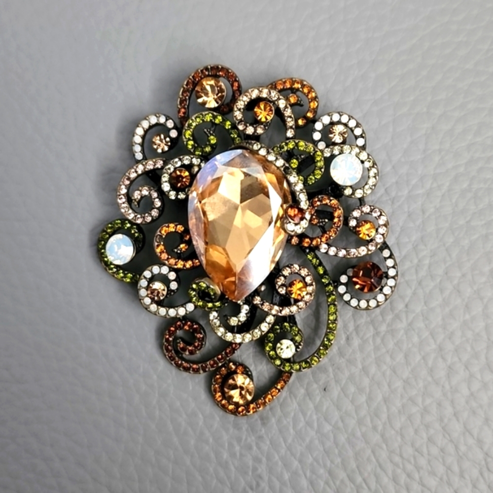 Vintage Rucinni brooch or necklace charms